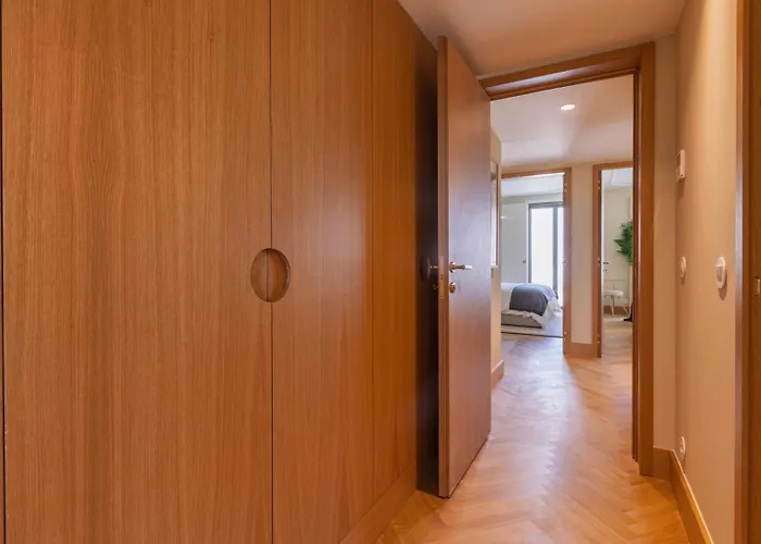 Contemporary 3 Bdr Flat With Parking By Lovelystay Apartament