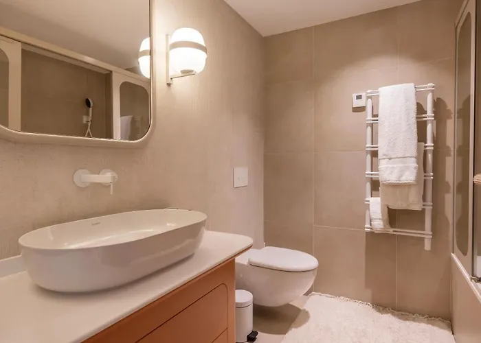 Contemporary 3 Bdr Flat With Parking By Lovelystay Apartament