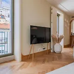 Apartamento Contemporary 3 Bdr Flat With Parking By Lovelystay