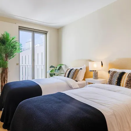 Contemporary 3 Bdr Flat With Parking By Lovelystay Apartamento