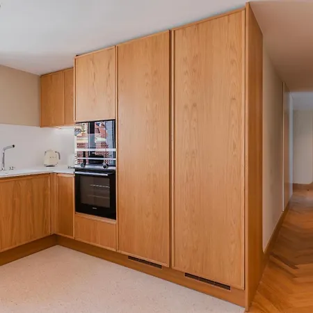Apartment Elegant 3bdr Flat With Parking By Lovelystay *