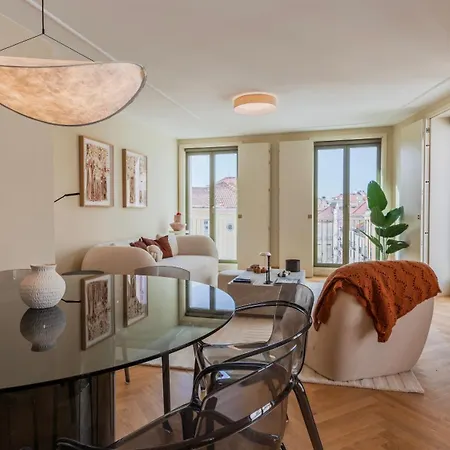 Apartment Elegant 3bdr Flat With Parking By Lovelystay *