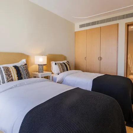 Contemporary 3 Bdr Flat With Parking By Lovelystay Διαμέρισμα *