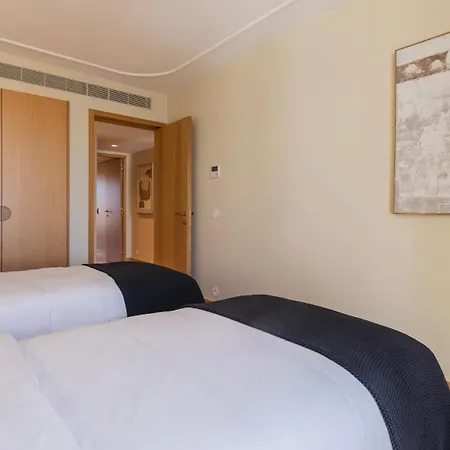 Contemporary 3 Bdr Flat With Parking By Lovelystay