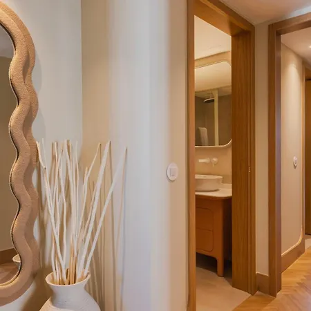 Apartment Elegant 3bdr Flat With Parking By Lovelystay