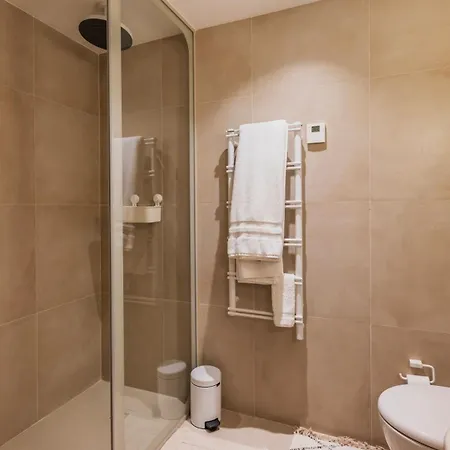 Contemporary 3 Bdr Flat With Parking By Lovelystay