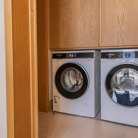 Contemporary 3 Bdr Flat With Parking By Lovelystay