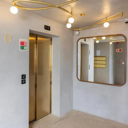 Contemporary 3 Bdr Flat With Parking By Lovelystay *