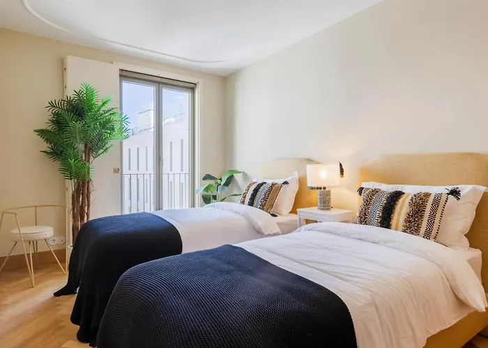 Contemporary 3 Bdr Flat With Parking By Lovelystay Apartment