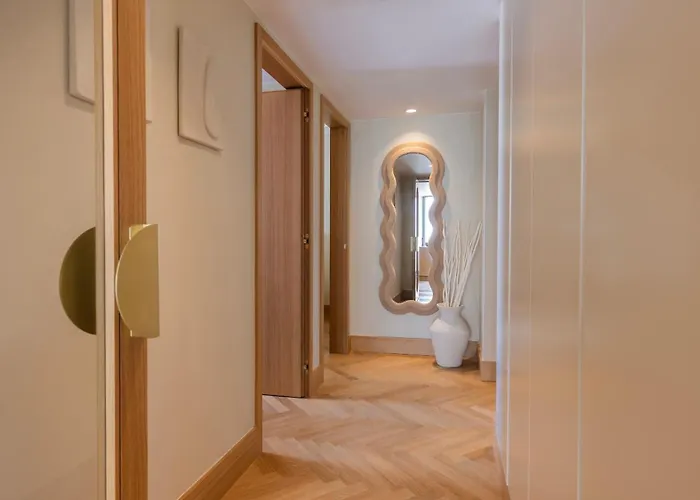 Contemporary 3 Bdr Flat With Parking By Lovelystay Apartment