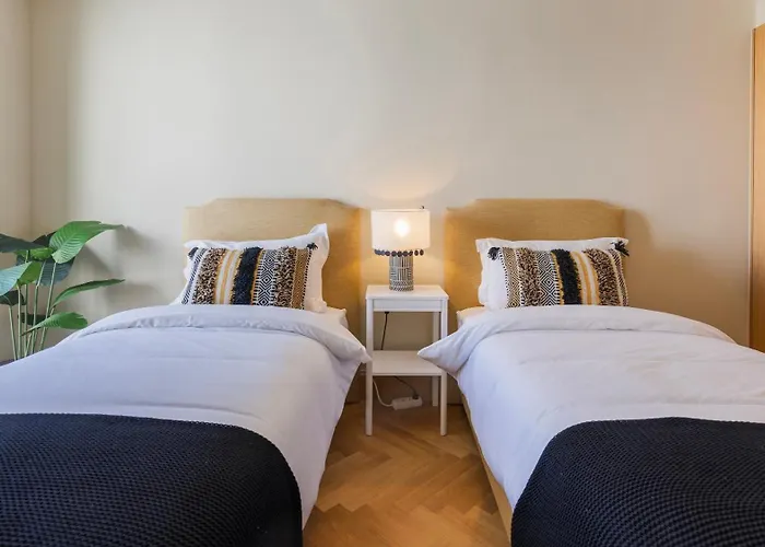 Contemporary 3 Bdr Flat With Parking By Lovelystay Apartment