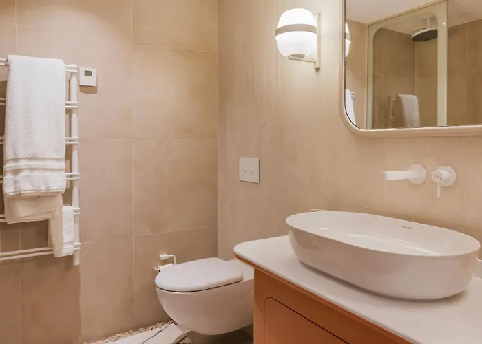 Contemporary 3 Bdr Flat With Parking By Lovelystay *