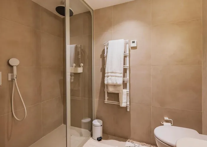 Contemporary 3 Bdr Flat With Parking By Lovelystay