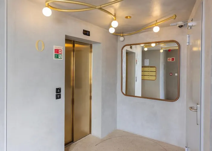 Contemporary 3 Bdr Flat With Parking By Lovelystay *