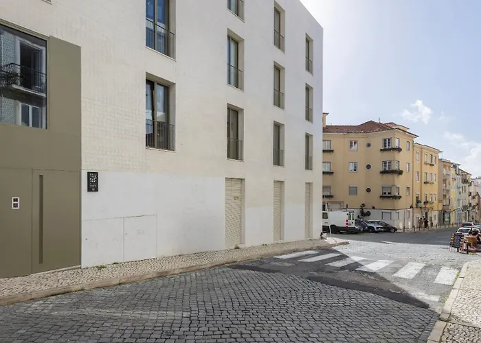 Contemporary 3 Bdr Flat With Parking By Lovelystay شقة