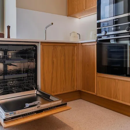 Contemporary 3 Bdr Flat With Parking By Lovelystay Lisbon