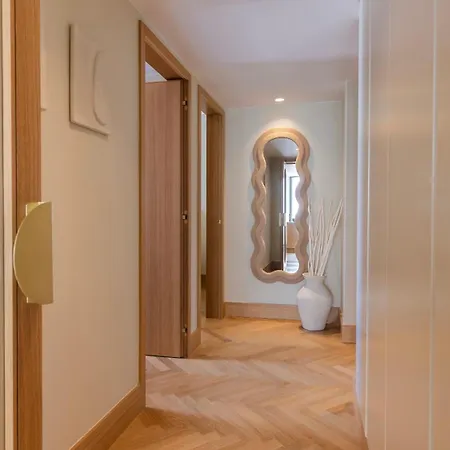 Contemporary 3 Bdr Flat With Parking By Lovelystay Apartment