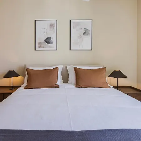 Apartment Contemporary 3 Bdr Flat With Parking By Lovelystay