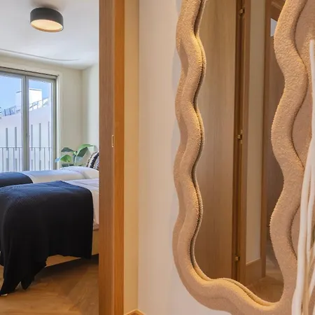 Apartment Contemporary 3 Bdr Flat With Parking By Lovelystay