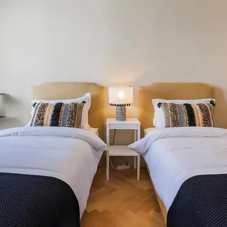 Contemporary 3 Bdr Flat With Parking By Lovelystay Apartment