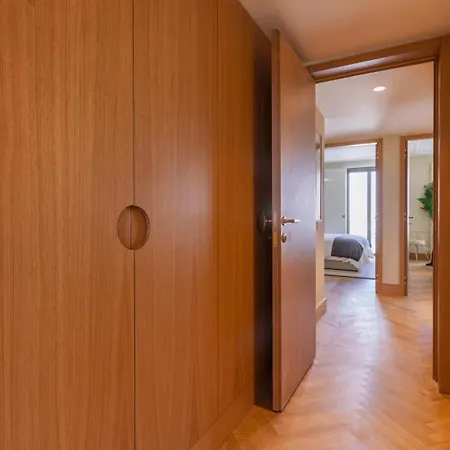 Contemporary 3 Bdr Flat With Parking By Lovelystay Apartment