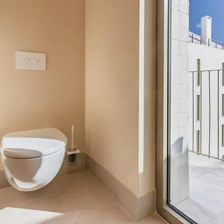 Contemporary 3 Bdr Flat With Parking By Lovelystay *