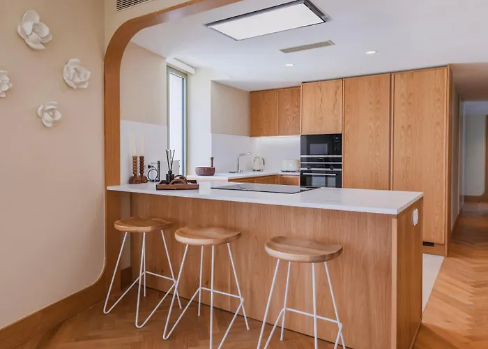 Contemporary 3 Bdr Flat With Parking By Lovelystay Апартаменти