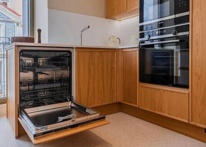 Contemporary 3 Bdr Flat With Parking By Lovelystay Лісабон