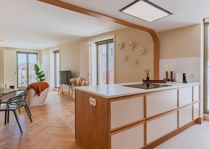 Апартаменти Contemporary 3 Bdr Flat With Parking By Lovelystay *