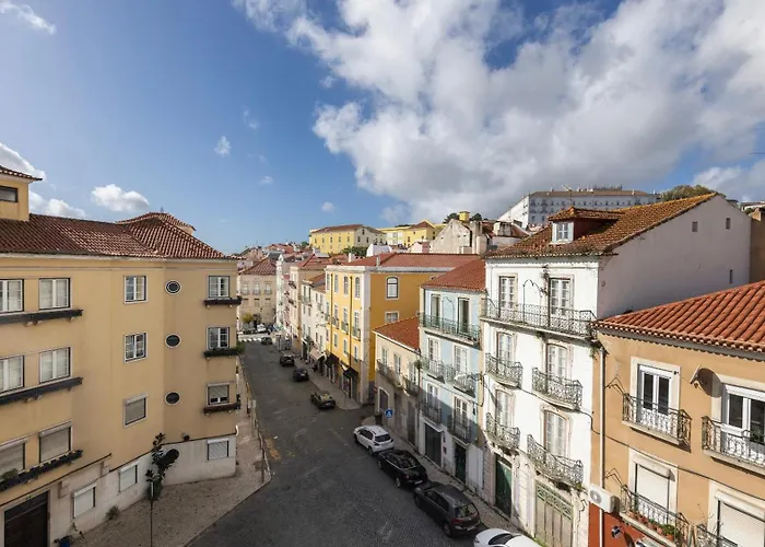 Contemporary 3 Bdr Flat With Parking By Lovelystay