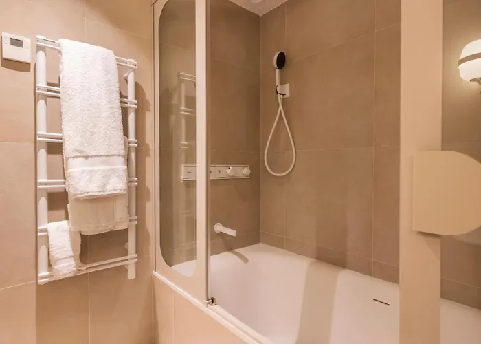 Contemporary 3 Bdr Flat With Parking By Lovelystay * Лісабон