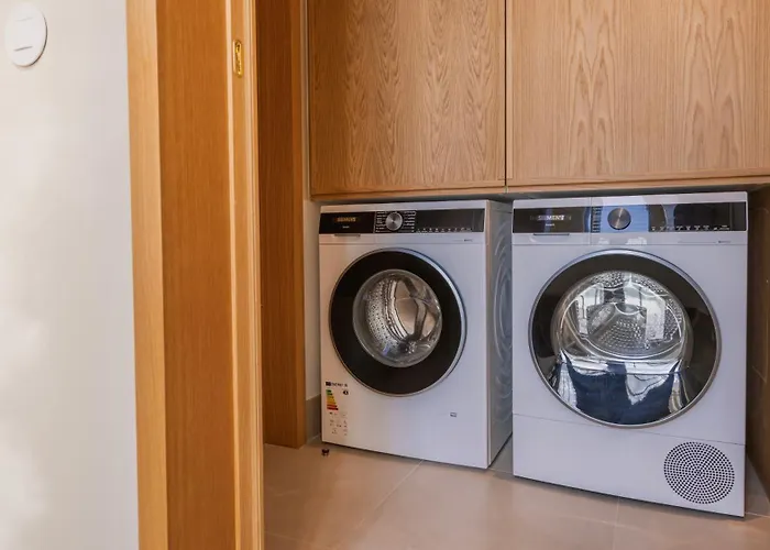 Contemporary 3 Bdr Flat With Parking By Lovelystay